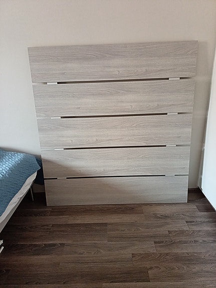 Puinen harmaanruskea moderni päätylevy, 130x125