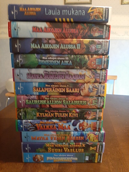 Maa aikojen alussa VHS-kasettipaketti
