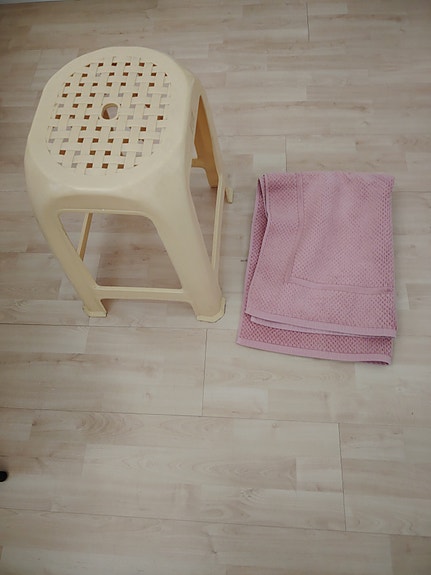 Myynti Muovinen jakkara ja vaaleanpunainen matto