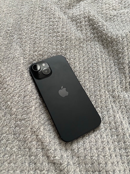 Apple iPhone 15. UUSI AKKU. 128 GB musta