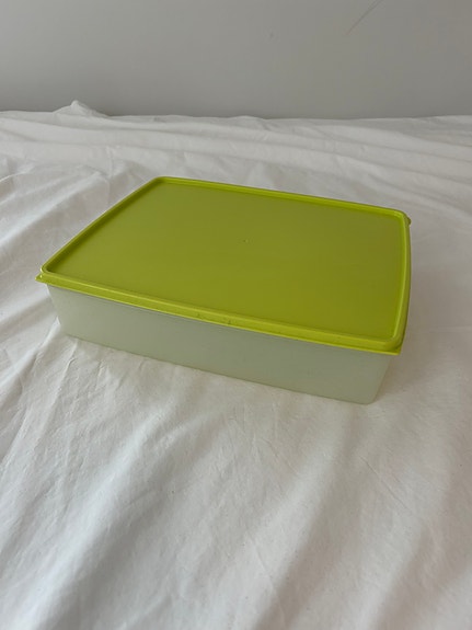 Tupperware iso säilytysrasia 24 cm x 28 cm x 6 cm