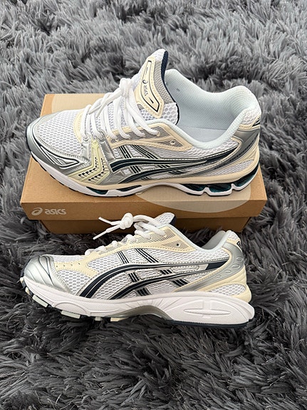 Asics Gel kayano 14 koko 44 valkoiset
