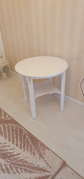Valkea puupöytä