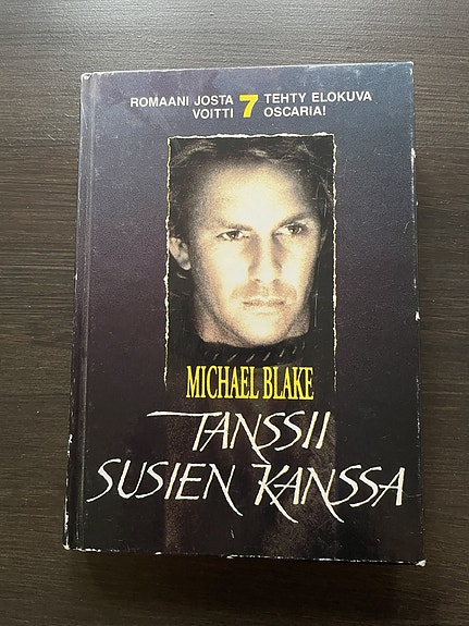 Tanssii susien kanssa -kirja, Michael Blake