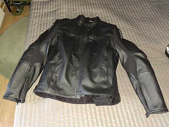 Dainese nahkatakki 54