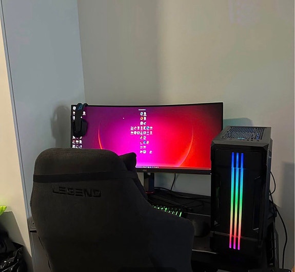Täysi pelisetti: PC + 34" AOC 144 Hz + Razer + Logitech + pöytä + tuoli.