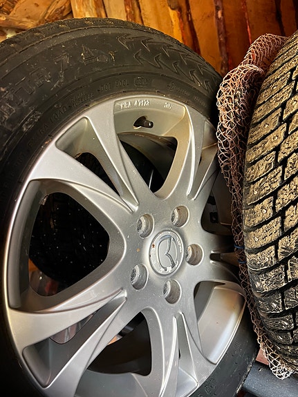 Mazda aluvanteet nastarenkailla
