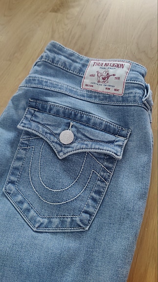True Religion Farkut Becca Mid Rise Boot Cut Flap
30"