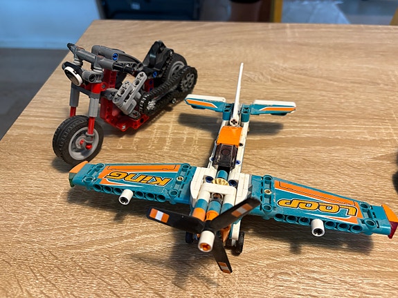 Technic lego lentokone ja prätkä