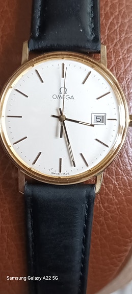 Omega kultakello.