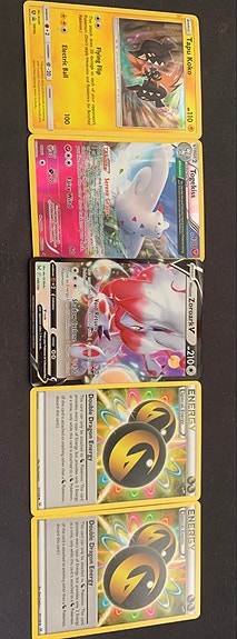 Pokemon kortit Hisuian Zoroark V, Togekiss, Double Dragon Energy ja Tapu Koko
