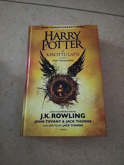 Harry Potter ja kirottu lapsi kirja suomeksi