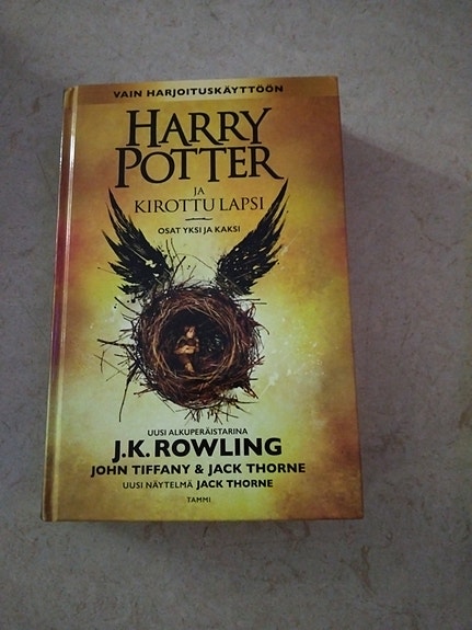 Harry Potter ja kirottu lapsi -kirja, suomenkielinen kovakantinen