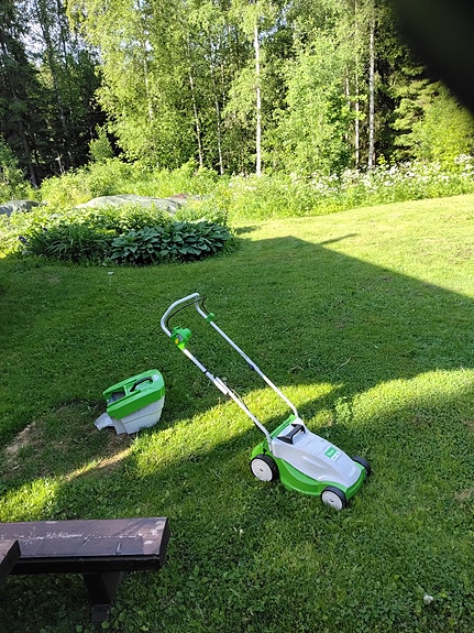 Sähkökäyttöinen ruohonleikkuri