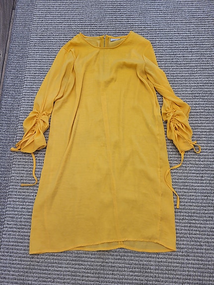 Keltainen mekko