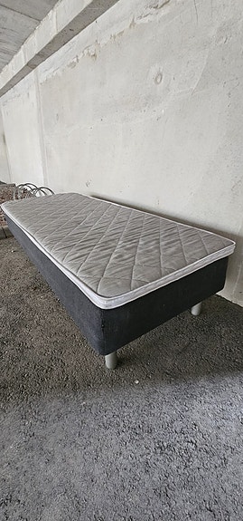 Sänky 90 x 200 ja petauspatja.(toimitus sisältyy!)