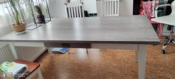 Iso ruokapöytä