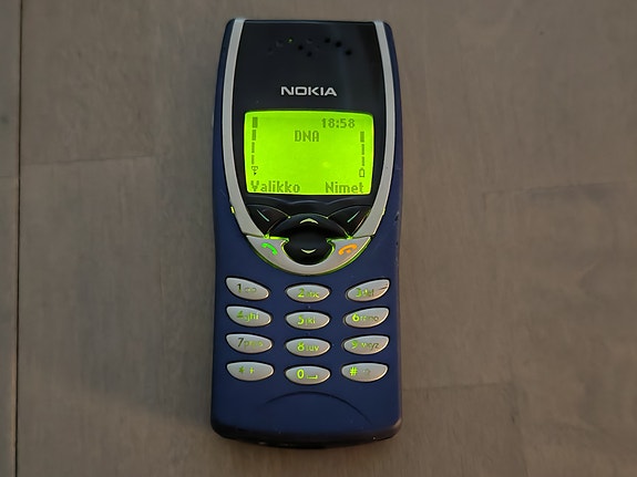 Nokia 8210 retro matkapuhelin