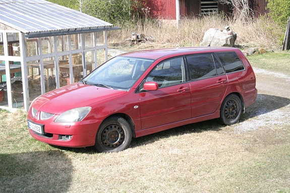 Mitsubishi Lancer korjattavaksi tai osiksi