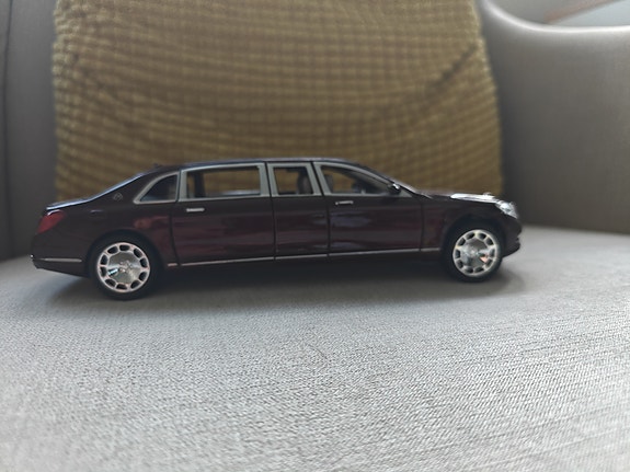 Maybach limusiini pienoismalli viininpunainen
