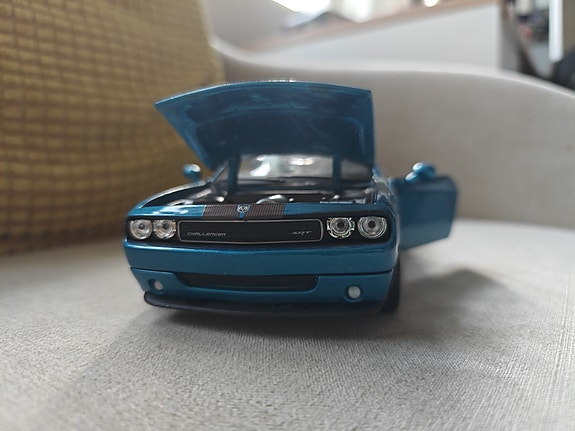 Sininen pienoismalli Dodge Challenger