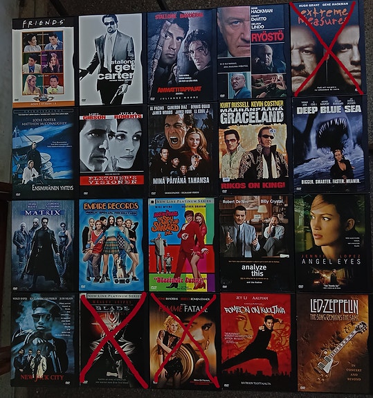 Myydään 17 kpl elokuvia pahvisilla Warner Bros-koteloilla 2000-luvun taitteesta.