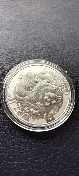 Niue 2022, Karhu vastaa puuma, 1 Oz 999-hopeaa