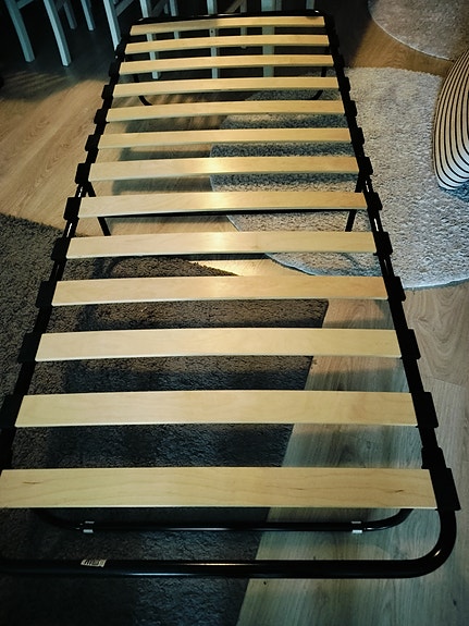 varasänky metallirungolla, hyvä kunto.