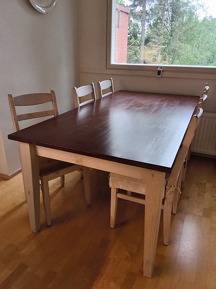 Ruokapöytä ja 8 tuolia