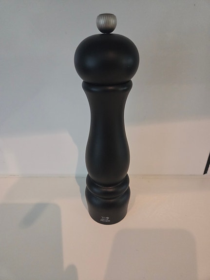 Peugeot Paris -pippurimylly 21 cm, musta