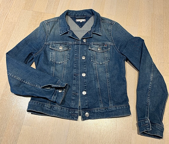 Naisten Tommy Hilfiger -farkkutakki, uudenveroinen
