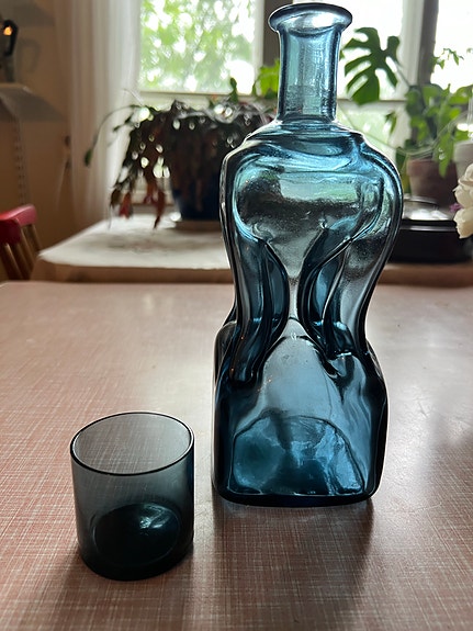 Sininen Riihimäen lasin koristepullo ja lasi