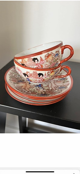 Japanilainen posliini- 2 teekuppia ja 4 lautasta