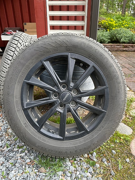 Nokia Hakkapeliitta R5 185/65 R15 88R, kitkarenkaat alumiinivanteilla 2 kpl