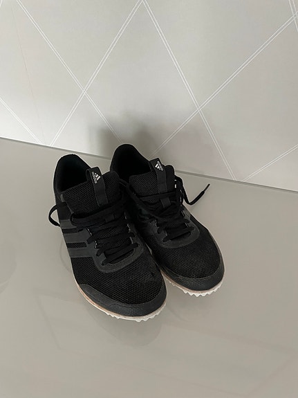 Adidas piikkarit