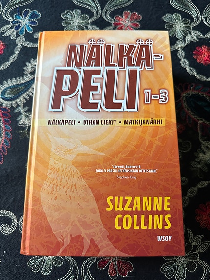 Suzanne Collins - Nälkäpeli 1–3: Nälkäpeli, Vihan liekit, Matkijanärhi (2012)