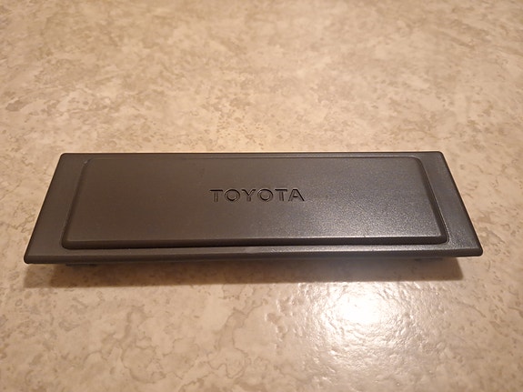 Toyota radion peitelevy