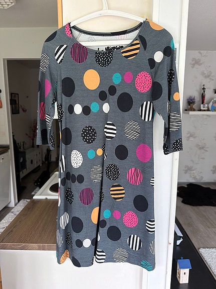 Naisten mekko