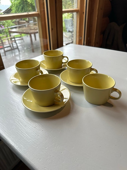 Iittala teema keltaiset kahvikupit ja alustat