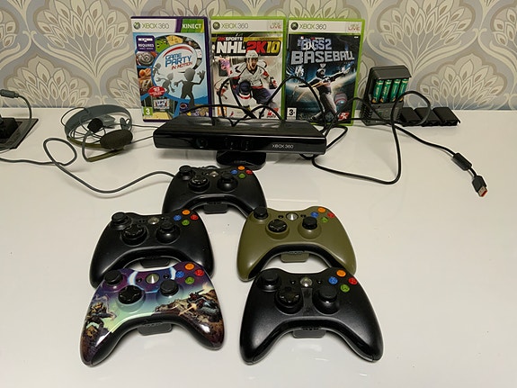 Xbox 360 ohjaimia ja pelejä
