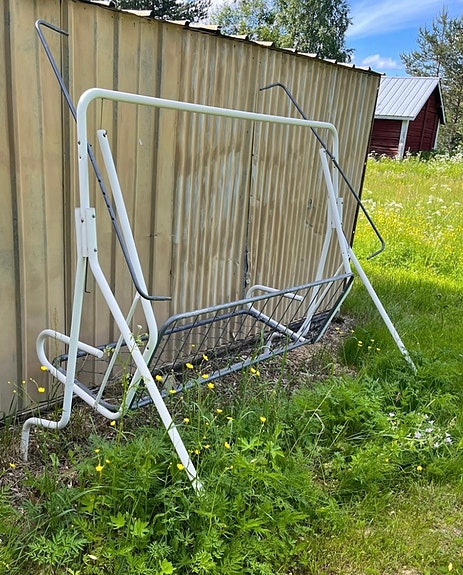 Metallinen pihakeinu runko
