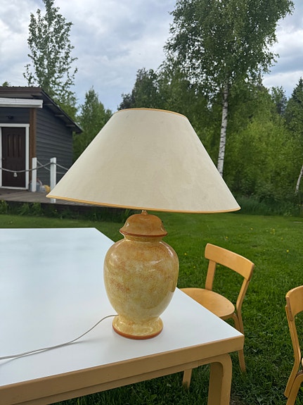 Iso pöytävalaisin