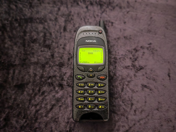 Harvinainen Nokia 6150 retro matkapuhelin netmonitor valikolla