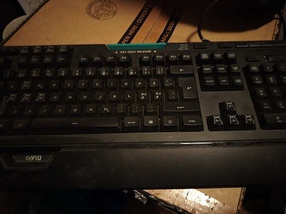 Logitech pelinäppäimistö G910 valaistu
