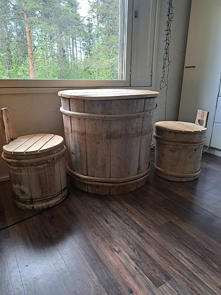50-luvun saavista tehty pöytä ja 2 jakkaraa