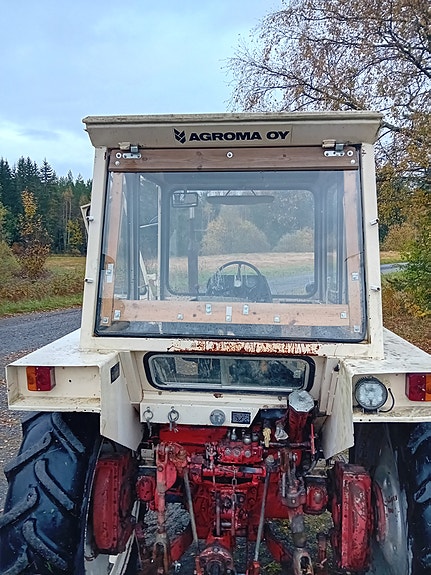 Ostetaan etukuormaajallinen traktori