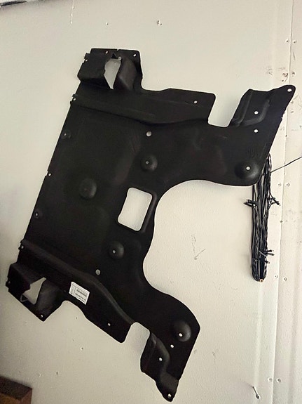 BMW F10 pohjapanssari OEM