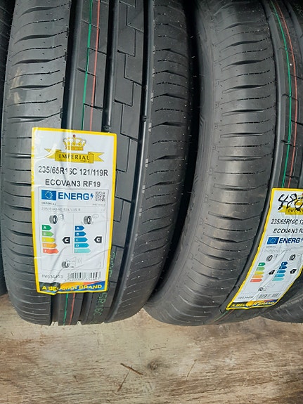 Renkaat 235/65r16c asennettuna