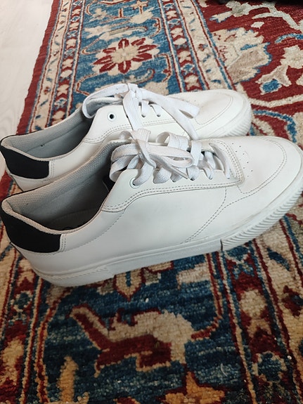Miesten valkoiset tennarit, koko 42. Pull&Bear