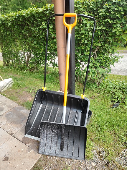 Lumikola ja lapio